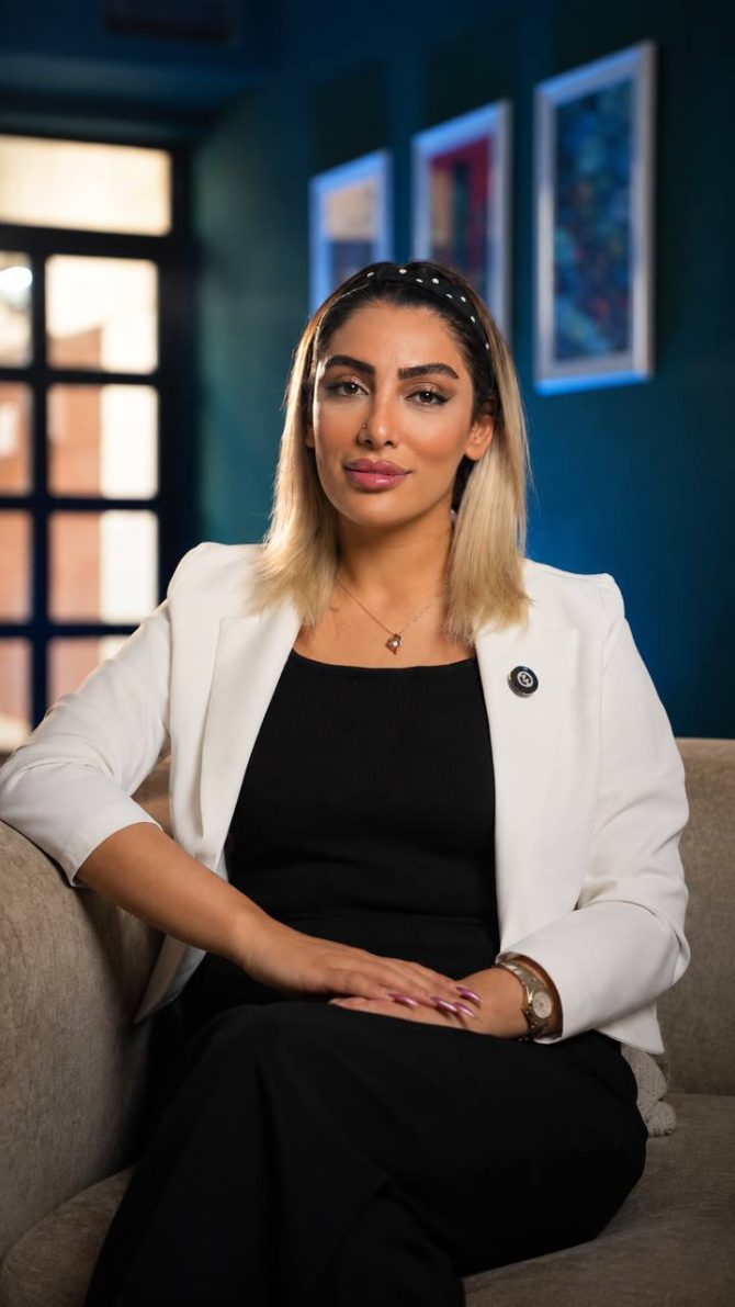 پریسا عزیز پور